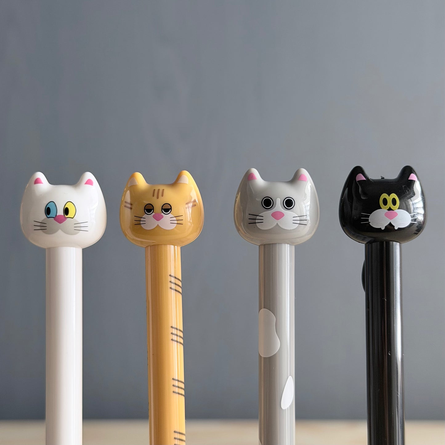 ニャンと驚き、芯の出し方ワンダフルなボールペン！（KITTY）