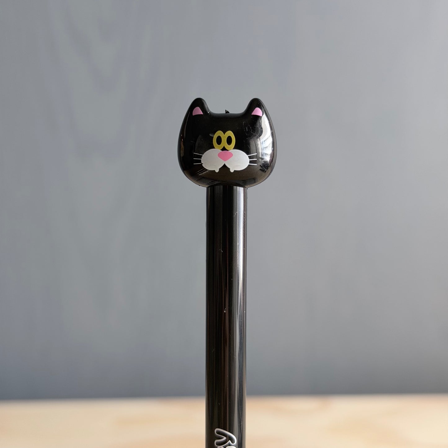 ニャンと驚き、芯の出し方ワンダフルなボールペン！（KITTY）