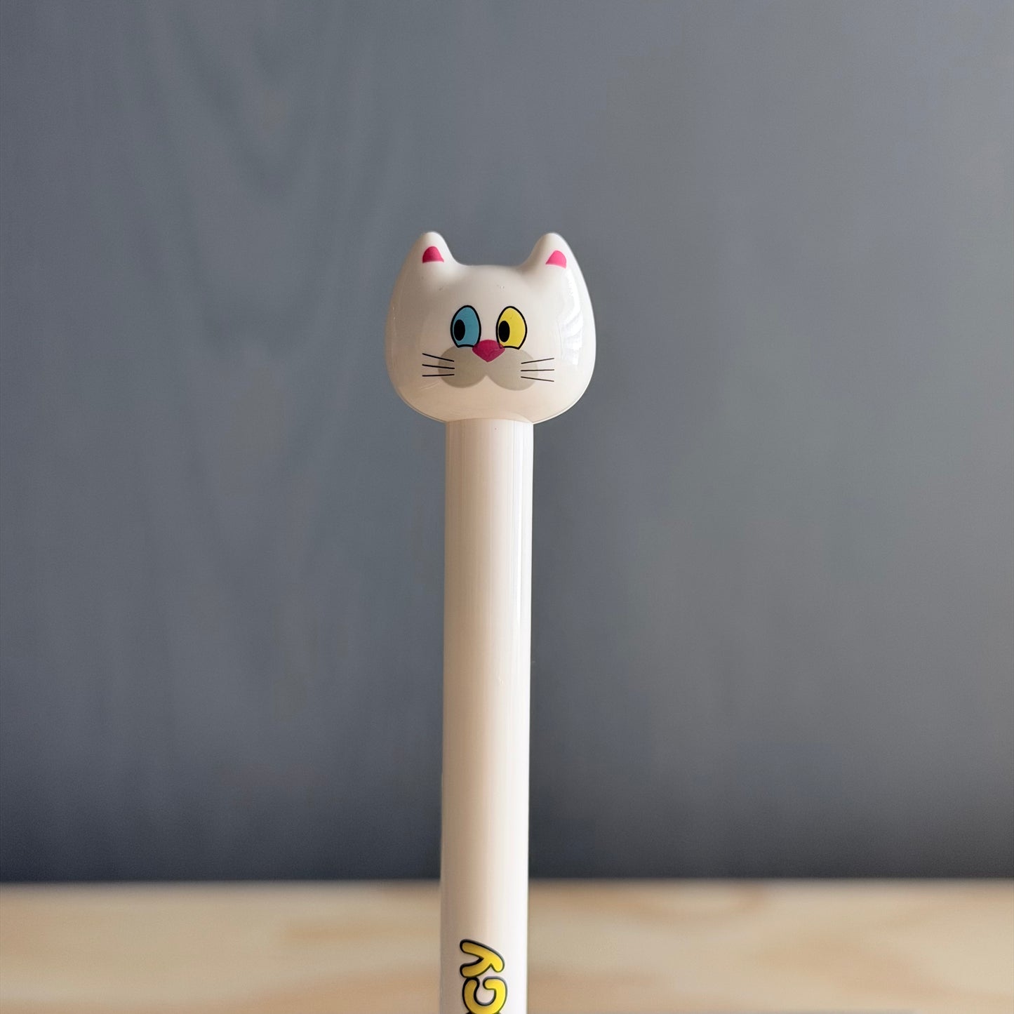 ニャンと驚き、芯の出し方ワンダフルなボールペン！（KITTY）
