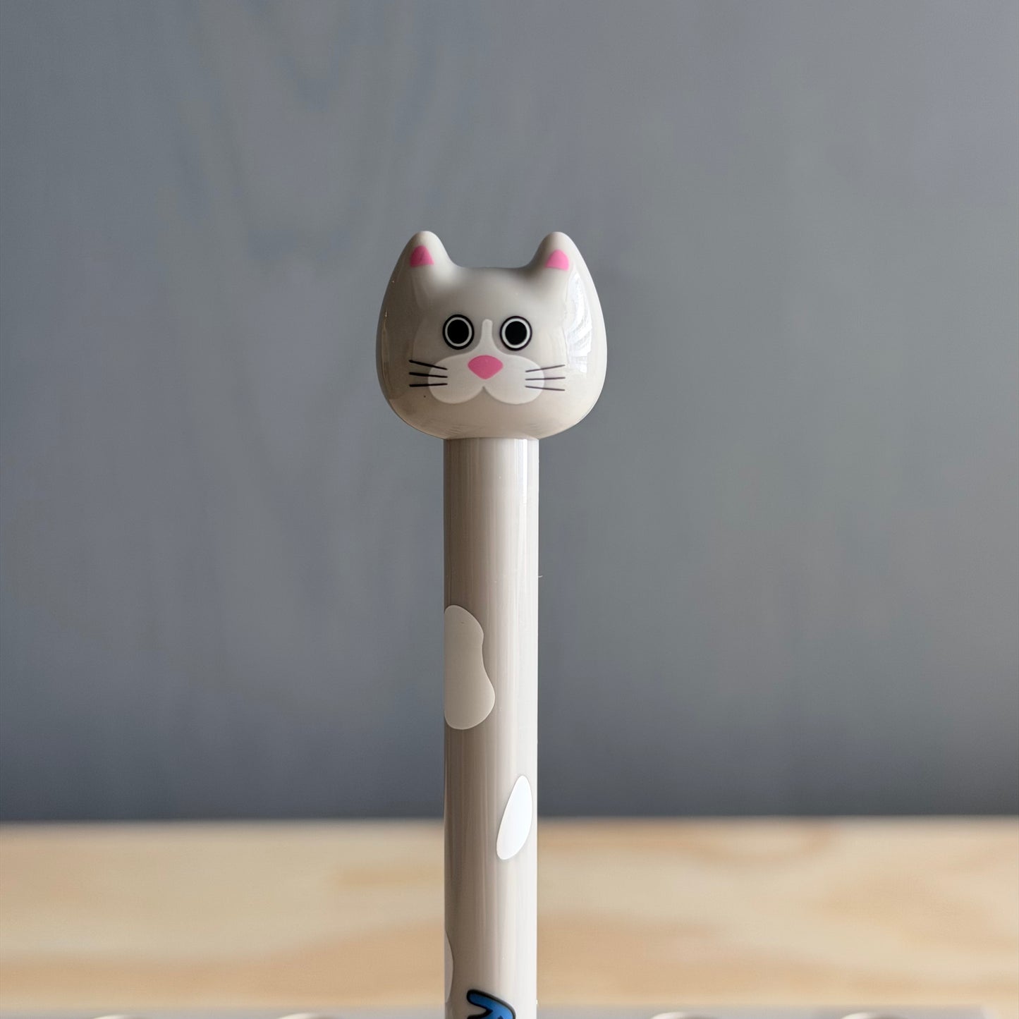 ニャンと驚き、芯の出し方ワンダフルなボールペン！（KITTY）